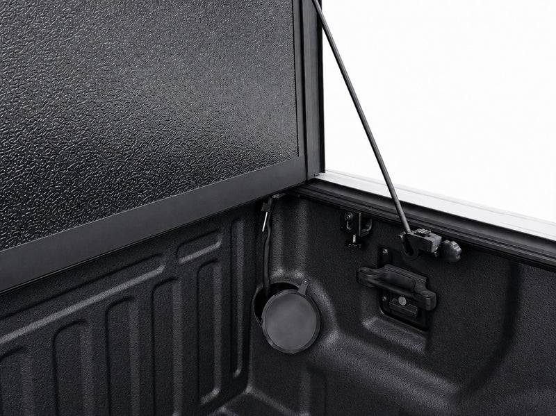 Closed cover locked with the tailgate