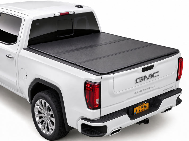 Closed cover locked with the tailgate