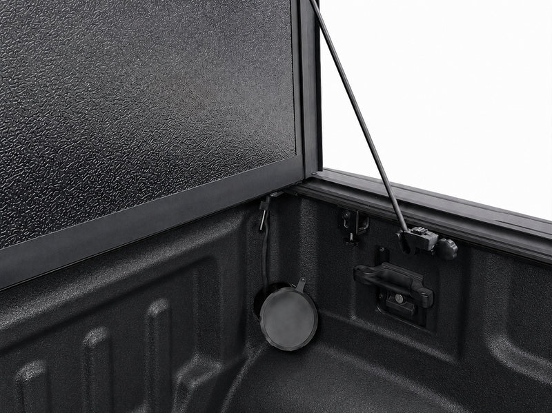 Closed cover locked with the tailgate