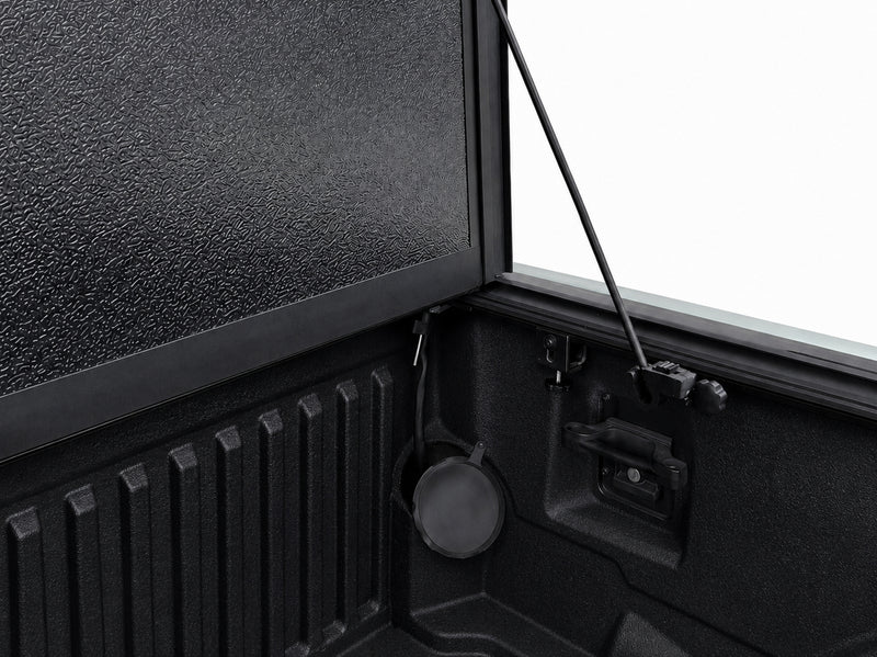 Closed cover locked with the tailgate
