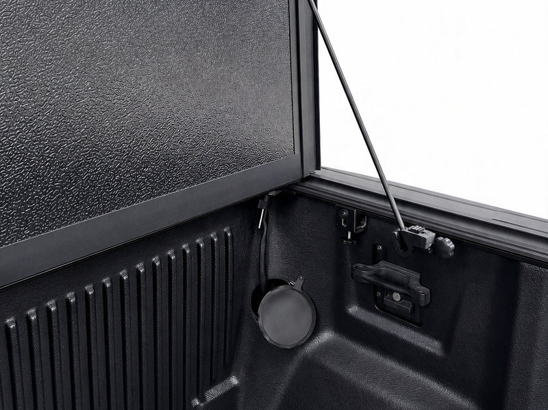 Closed cover locked with the tailgate