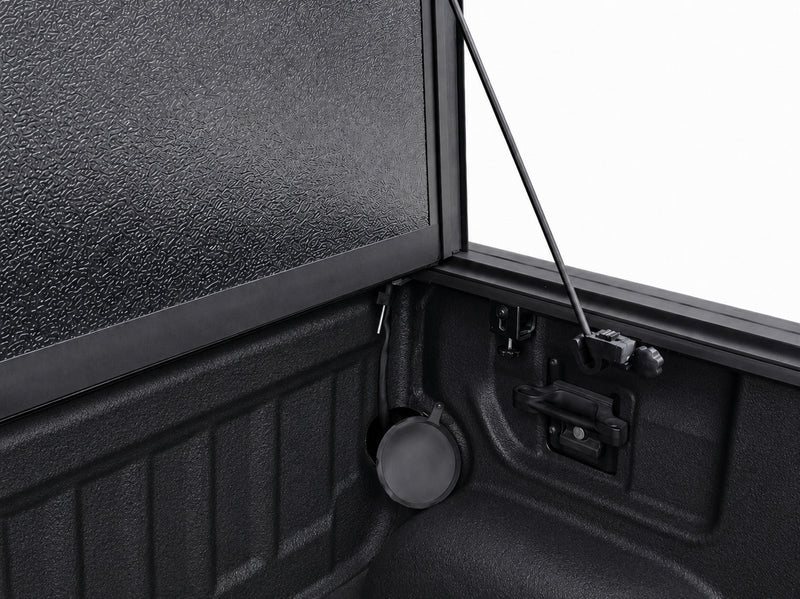 Closed cover locked with the tailgate