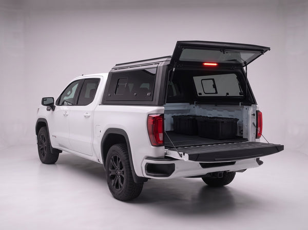 Full-width rear window door on the GMC Sierra 1500 truck cap