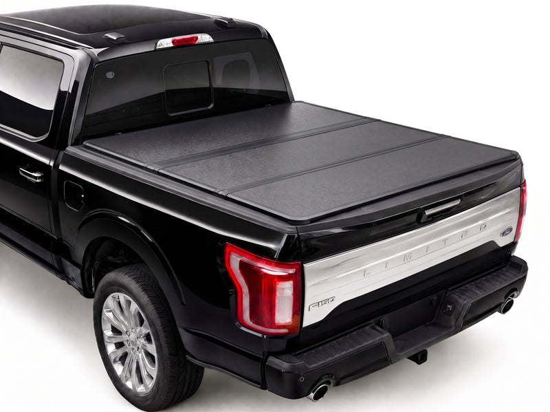 Closed cover locked with the tailgate