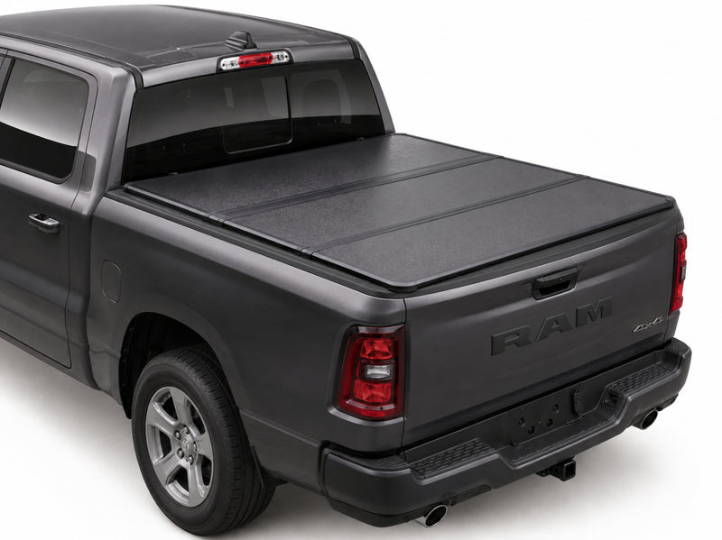 Closed cover locked with the tailgate